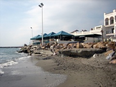 Una de las zonas próximas al agua del Hotel Vera Playa ya está preparada para cuando se empiece a depositar arena en esa zona de la playa.